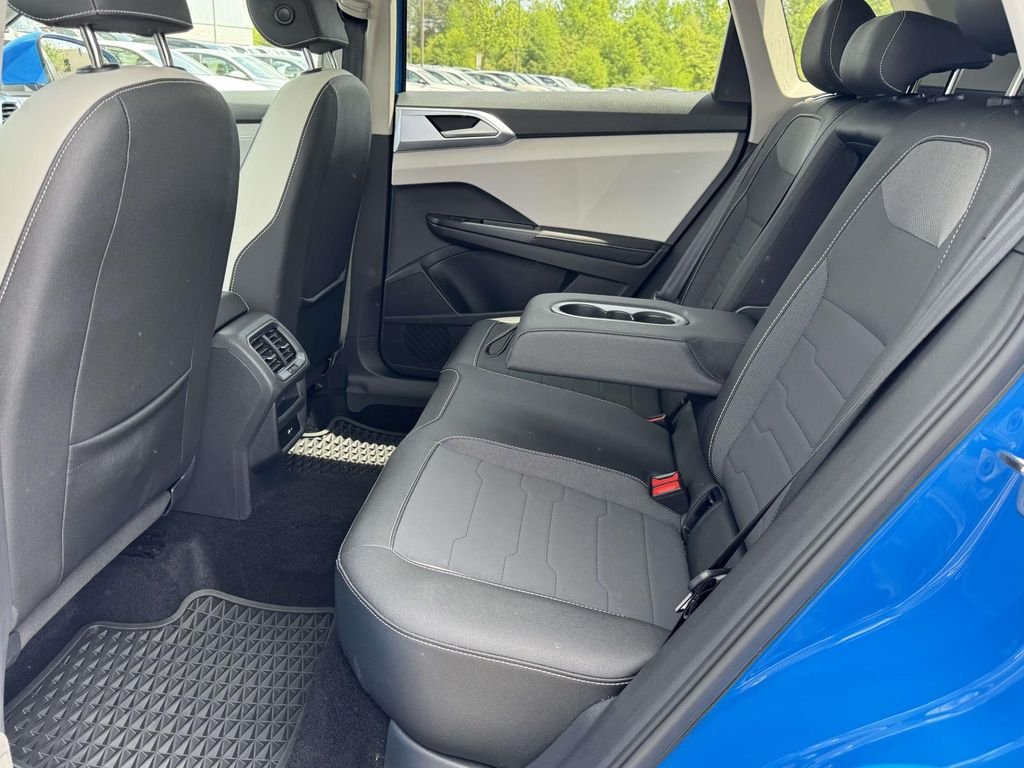 2025 Volkswagen Taos SE - Photo 16