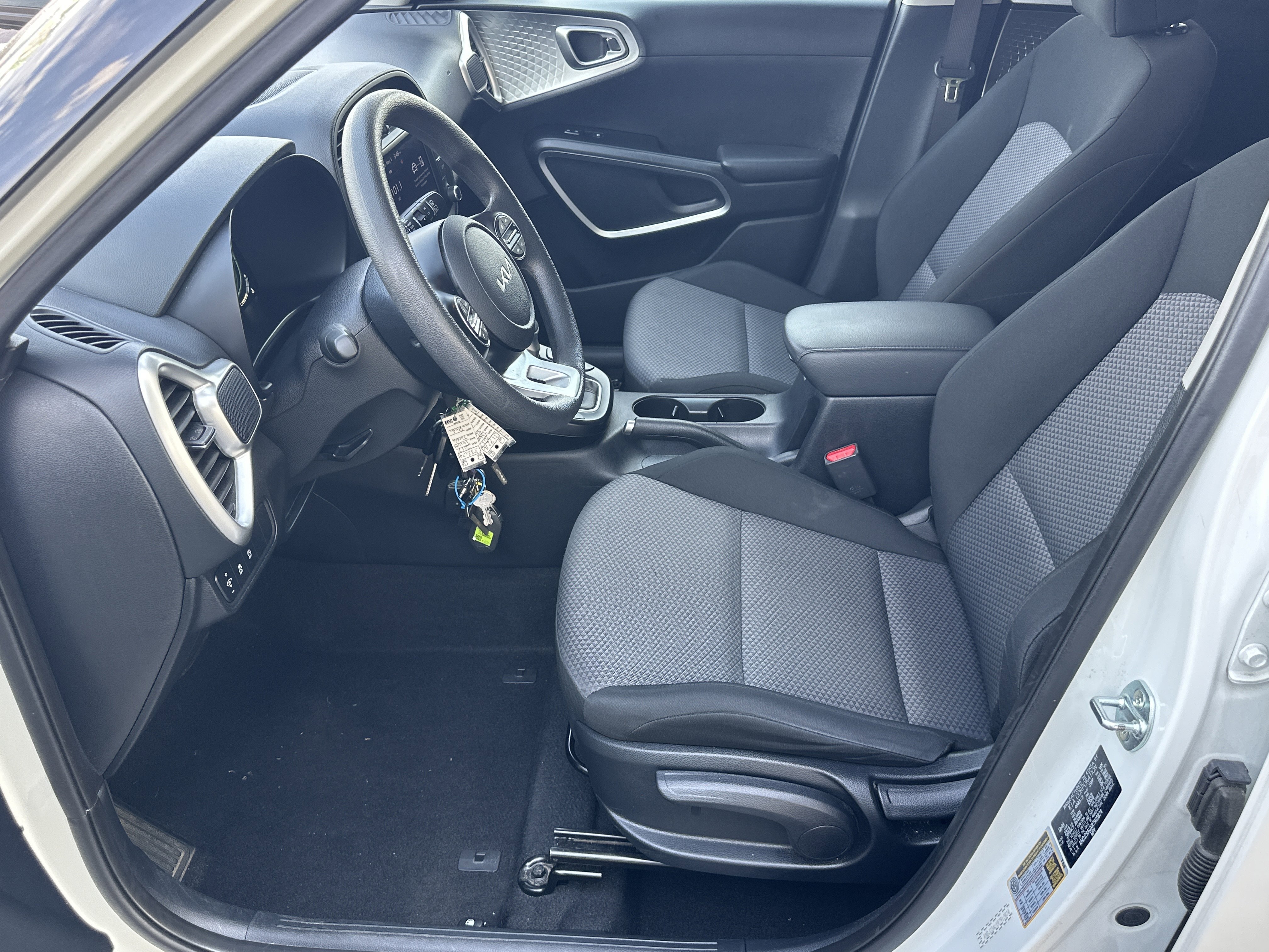 Used 2024 Snow White Pearl Kia LX image 10