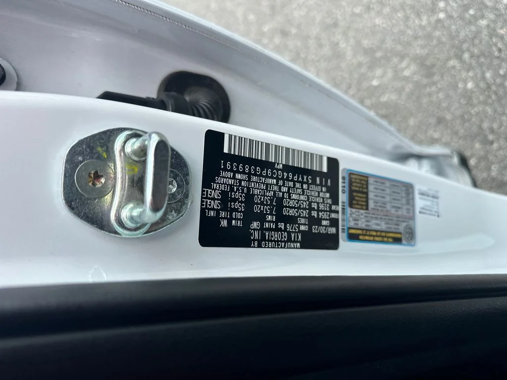 Used 2023 White Kia S image 31