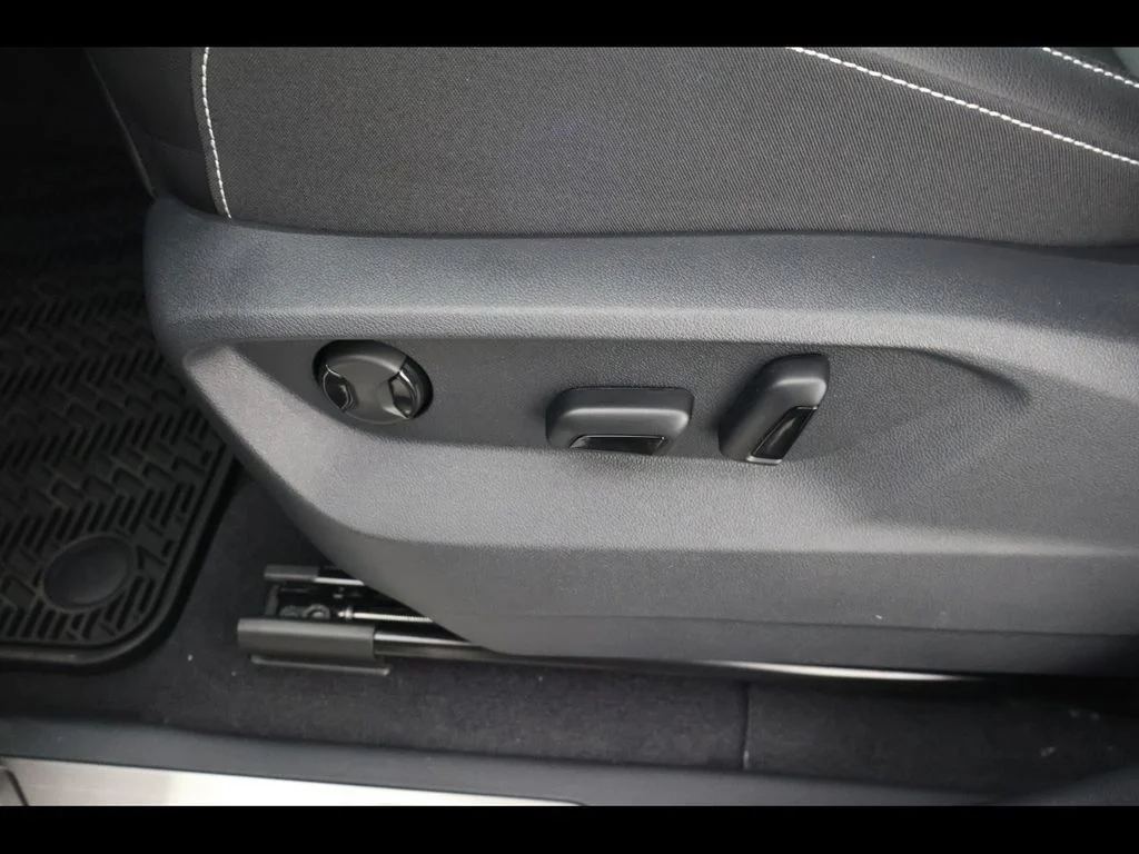 New 2026 Silver Volkswagen 2.0T SE w/Technology image 16