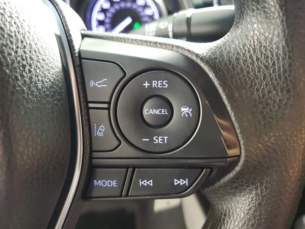 Used 2020 White Toyota LE image 22