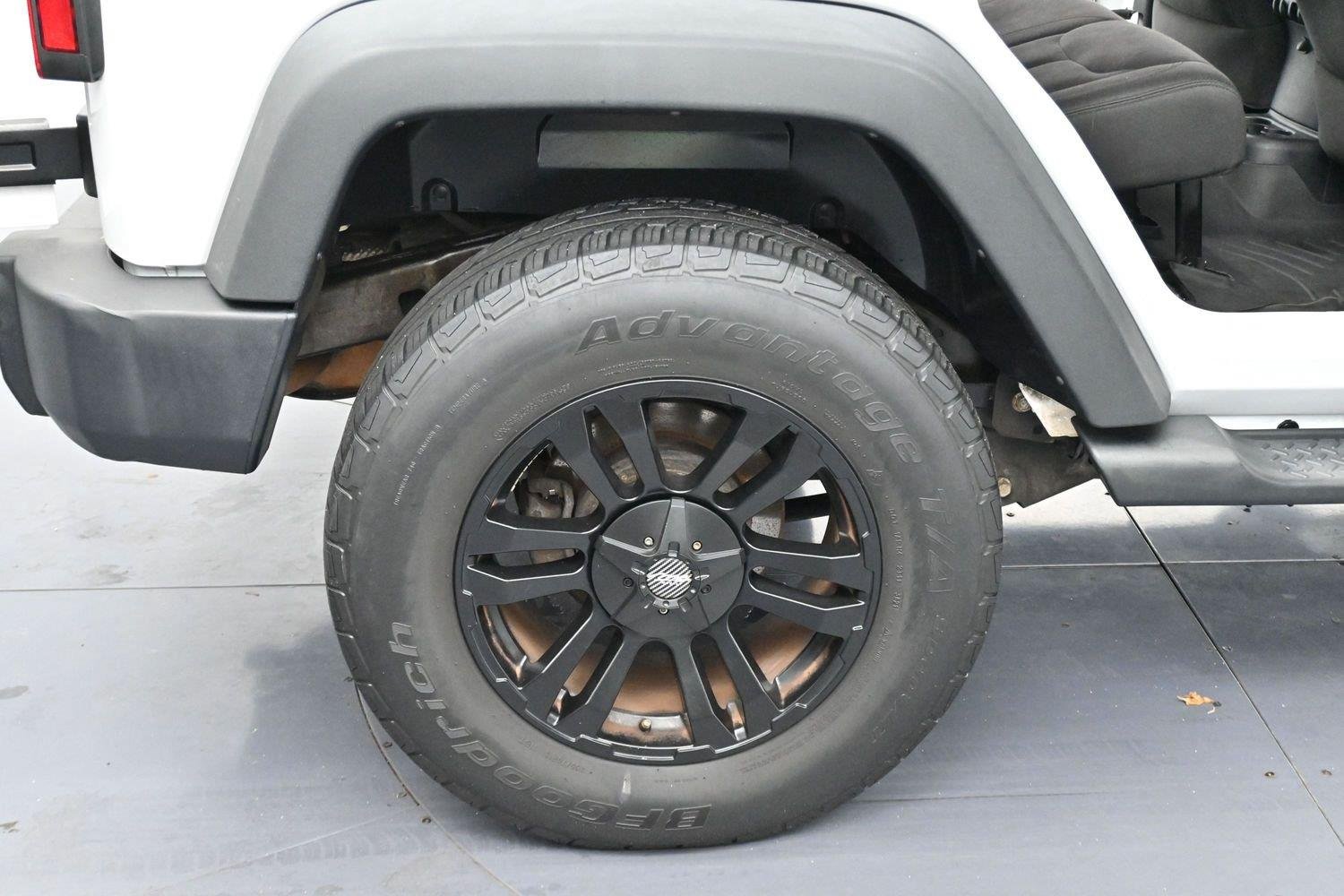 Used 2015 Bright White Clearcoat Jeep Sport image 29