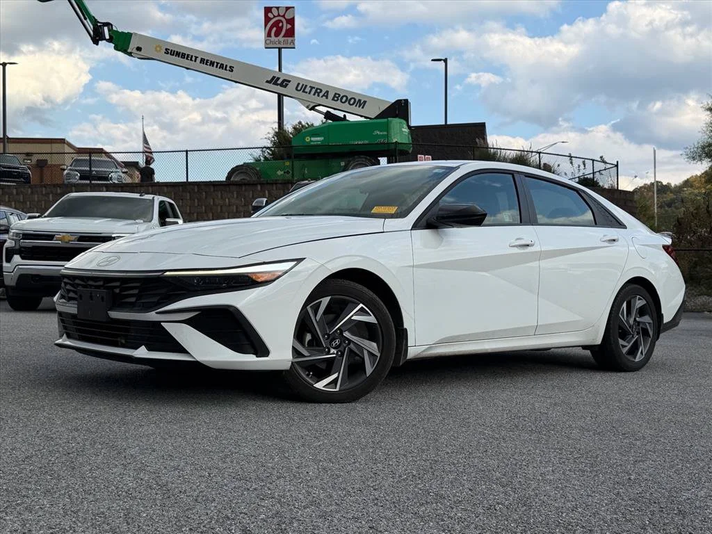 Used 2025 White Hyundai SEL Sport image 2