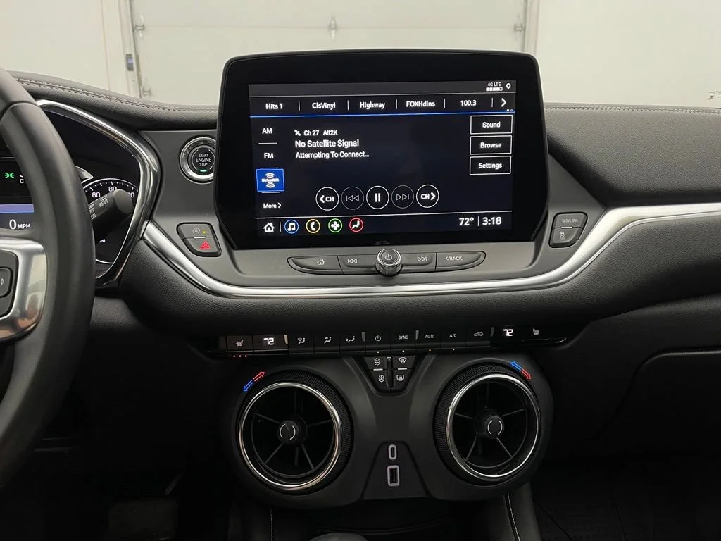 Used 2024 Summit White Chevrolet 3LT image 25