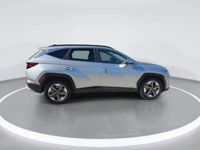 Used 2025 Silver Hyundai SEL image 9