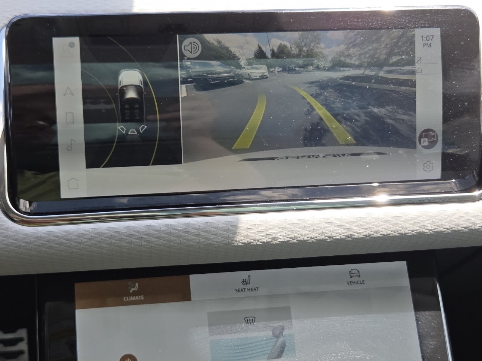 Used 2023 Fuji White Land Rover Dynamic image 13