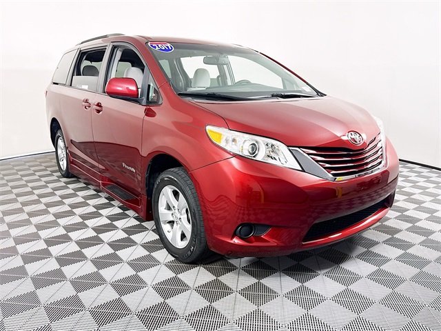 Pre-Owned 2017 Toyota Sienna L W/BRAUNABILITY (XT) POWER FOLD-OUT
