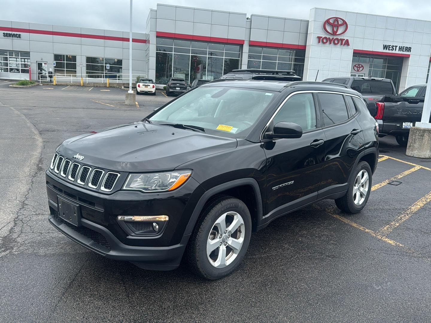 Used 2020 Diamond Black Crystal Pearlcoat Jeep Latitude image 3