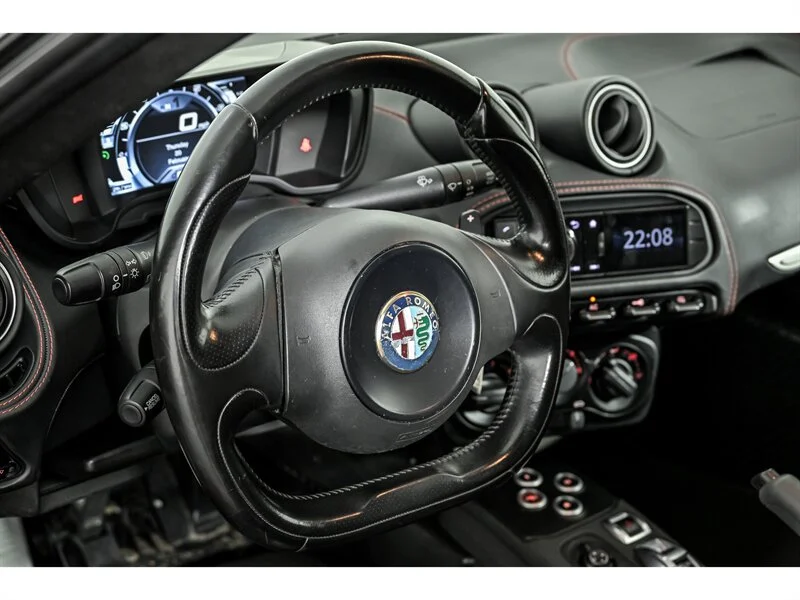 Used 2015 RED Alfa Romeo  image 17