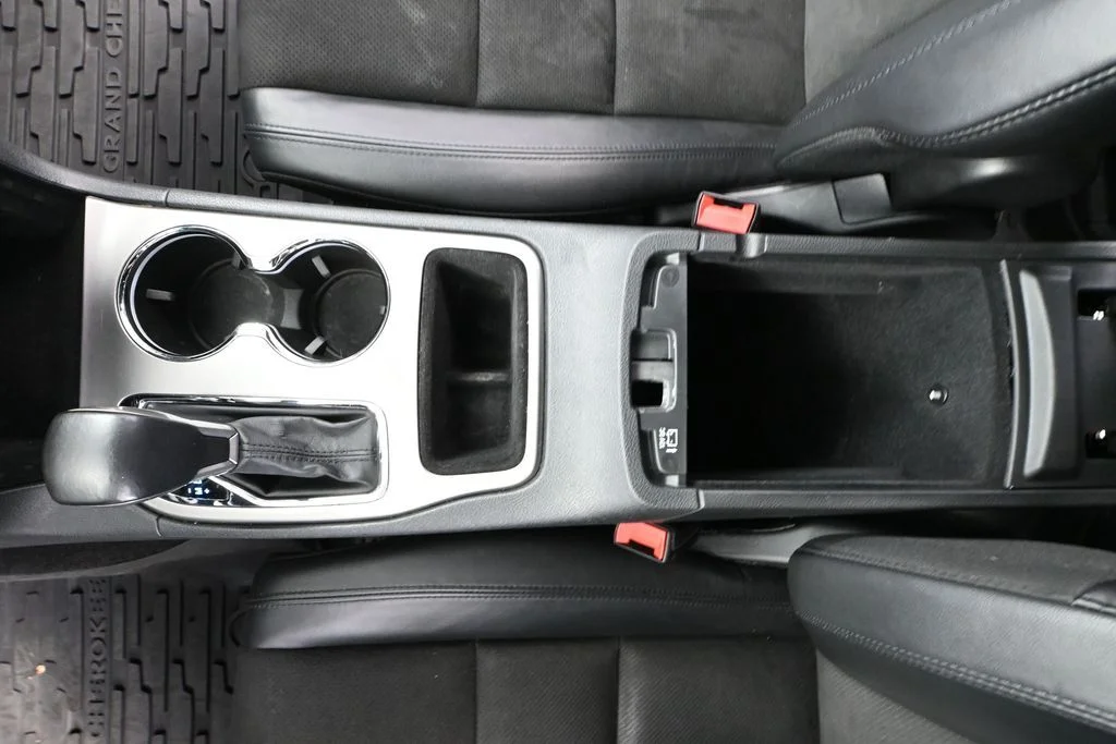 Used 2021 White Jeep Laredo X image 37