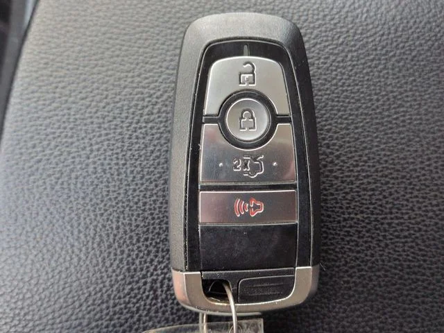 Used 2020 Oxford White Ford SE image 26