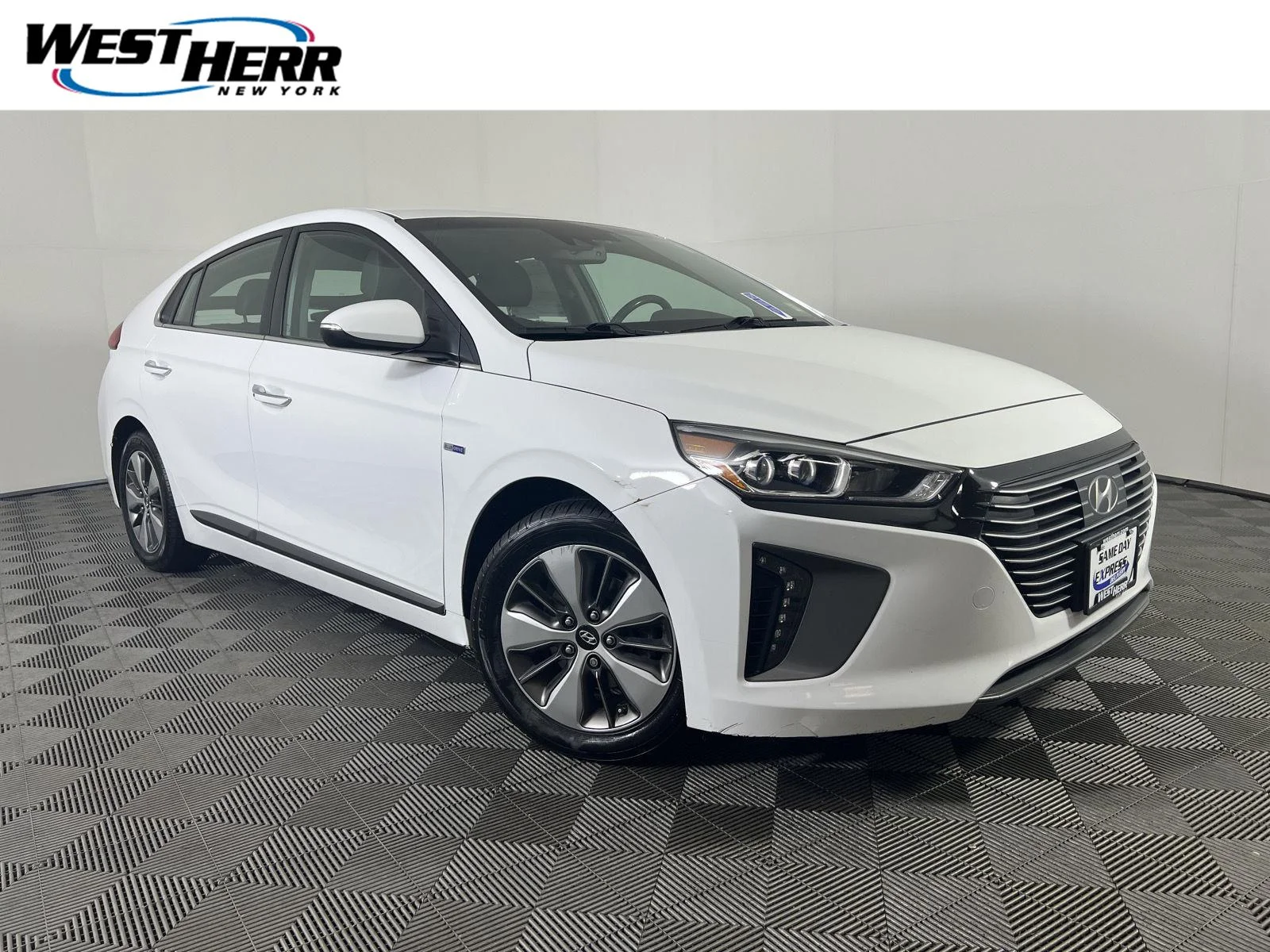 Used 2019 Ceramic White Hyundai Limited image 1