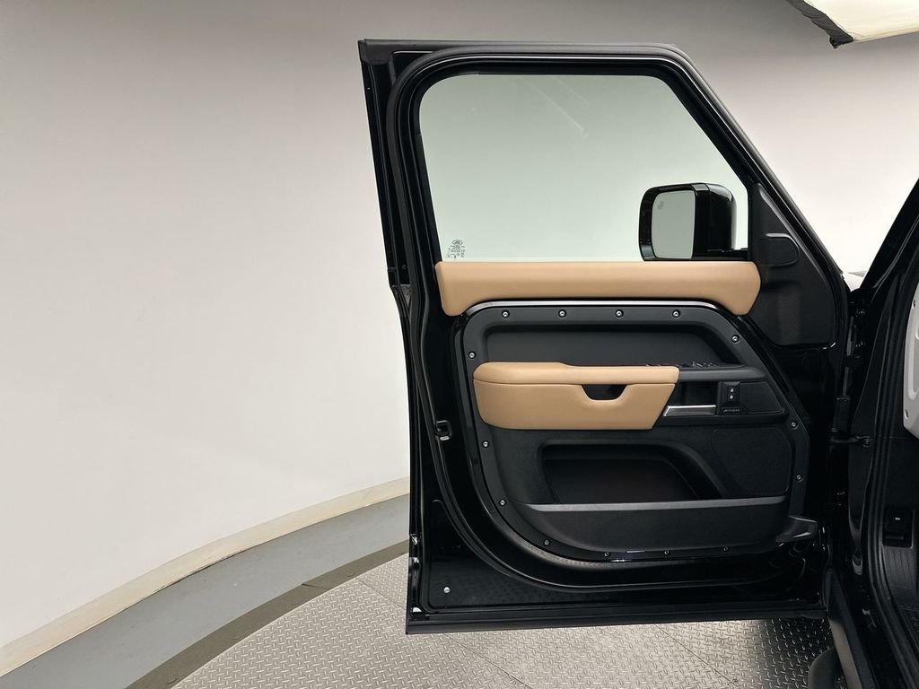 New 2026 Santorini Black Land Rover S image 9