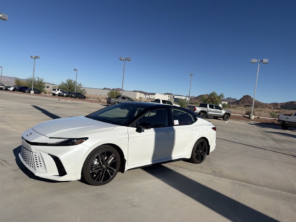 New 2026 Wind Chill Pearl with Midnight Black Metallic roof <sup>1</sup> Toyota  XSE image 8