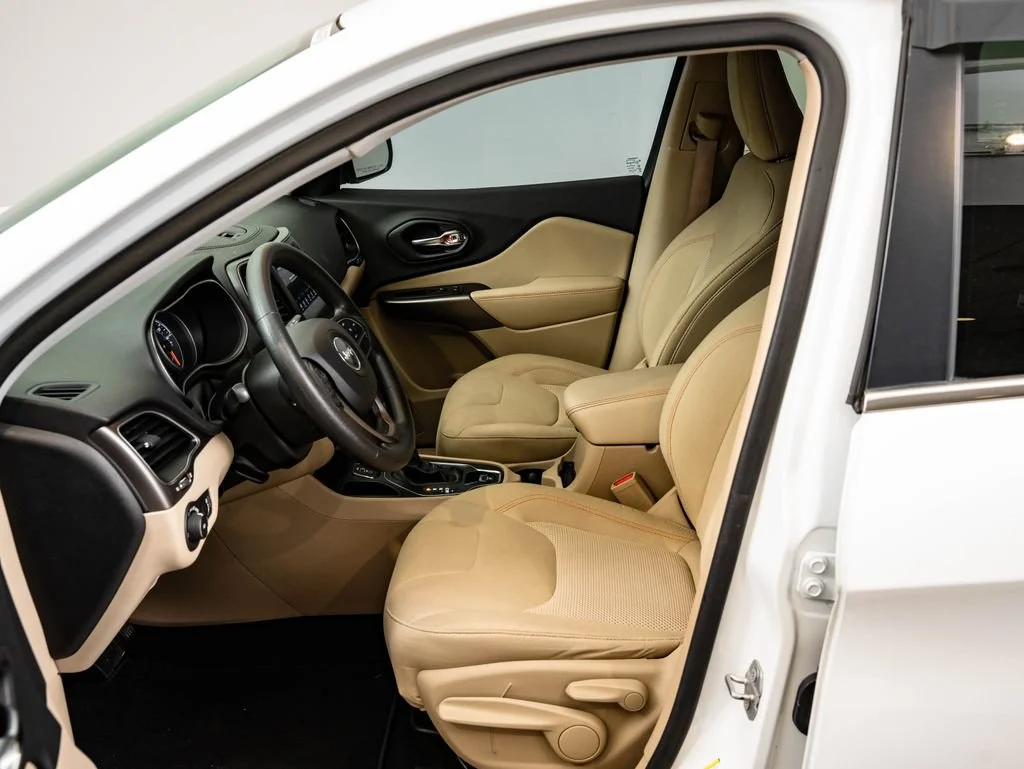 Used 2019 Bright White Clear Coat Jeep Latitude image 21
