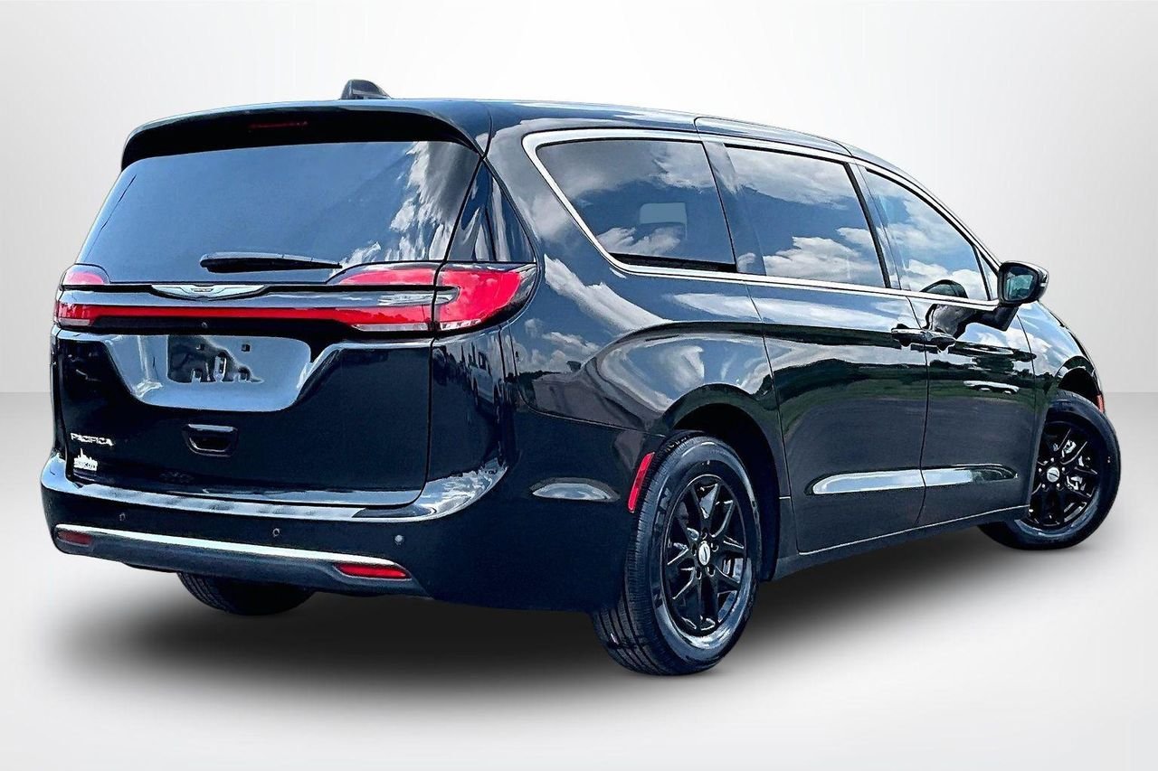 Used 2023 Brilliant Black Crystal Pearlcoat Chrysler Touring L image 6
