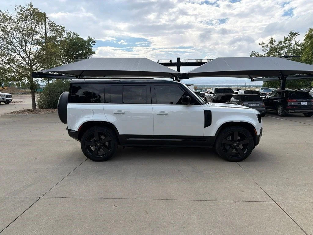 Used 2025 Fuji White Land Rover X-Dynamic SE image 6