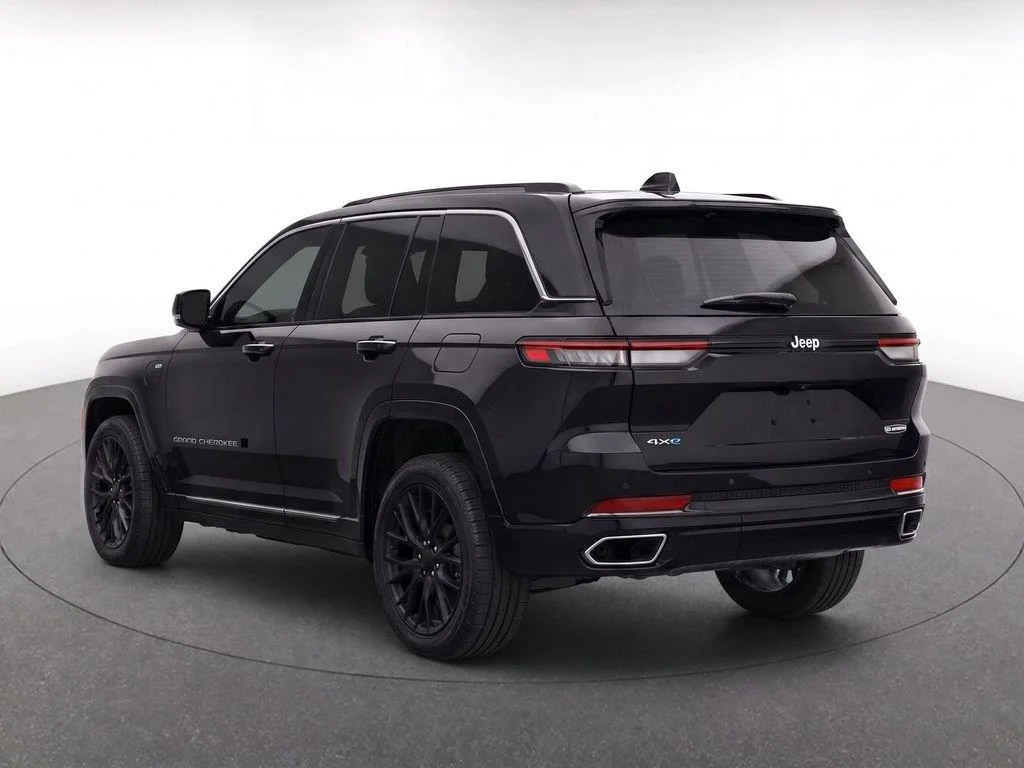 Used 2022 Diamond Black Crystal Pearlcoat Jeep Summit image 4