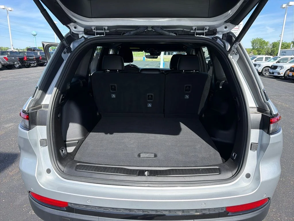 Used 2025 Silver Jeep Altitude image 21