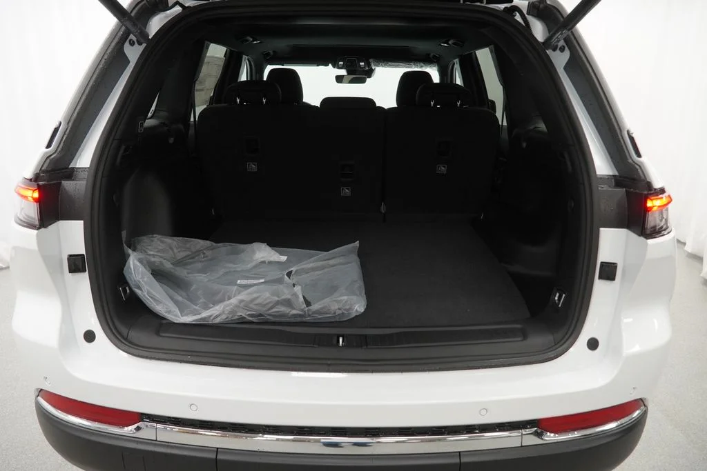 New 2026 Bright White Clear-Coat Exterior Paint Jeep Laredo X image 31