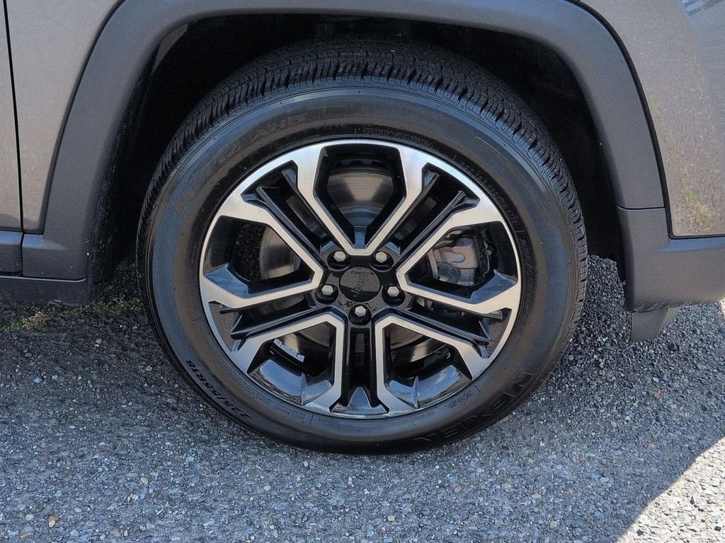 Used 2023 Granite Crystal Clearcoat Metallic Jeep Limited image 33