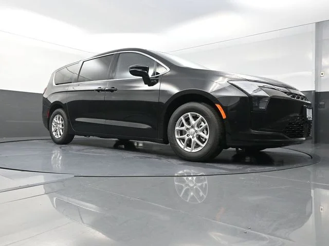 New 2027 Diamond Black Crystal Pearl-Coat Exterior Paint Chrysler Select image 19