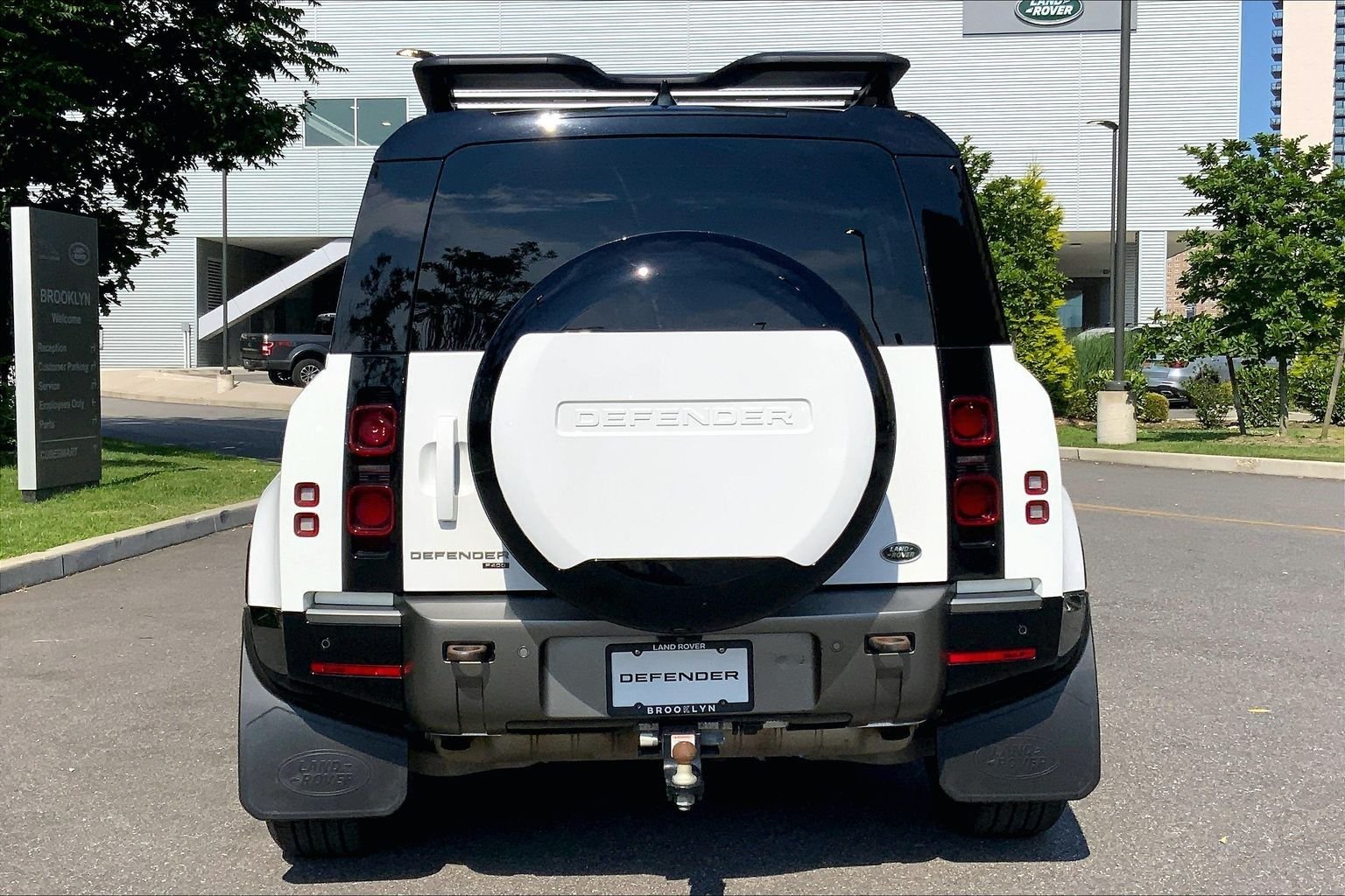 Used 2023 Fuji White Land Rover X-Dynamic SE image 4