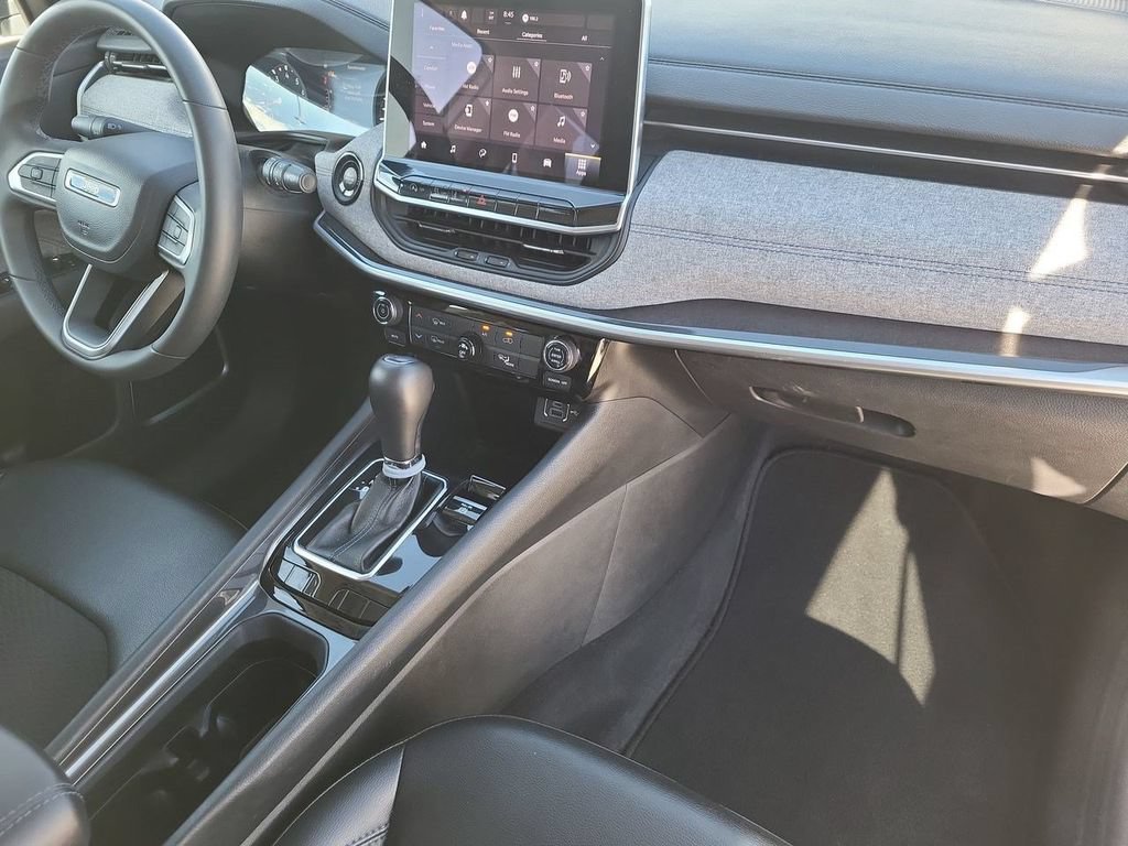Used 2022 White Jeep Latitude FWD image 34