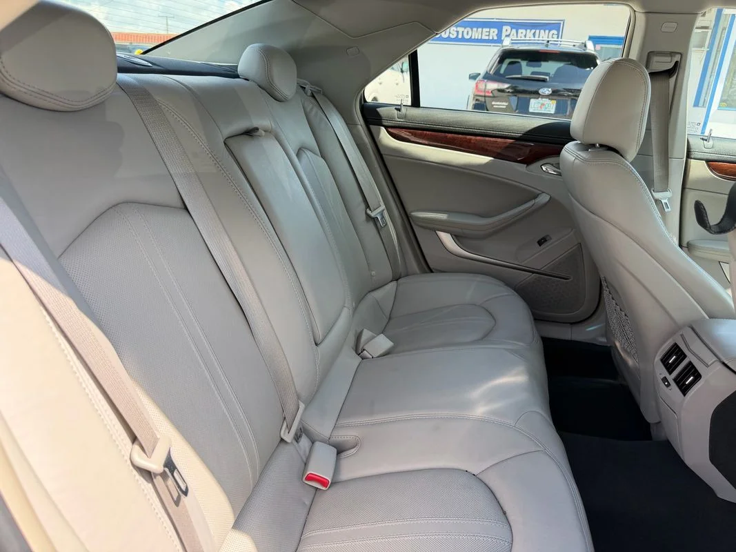 Used 2010  Cadillac Luxury image 16