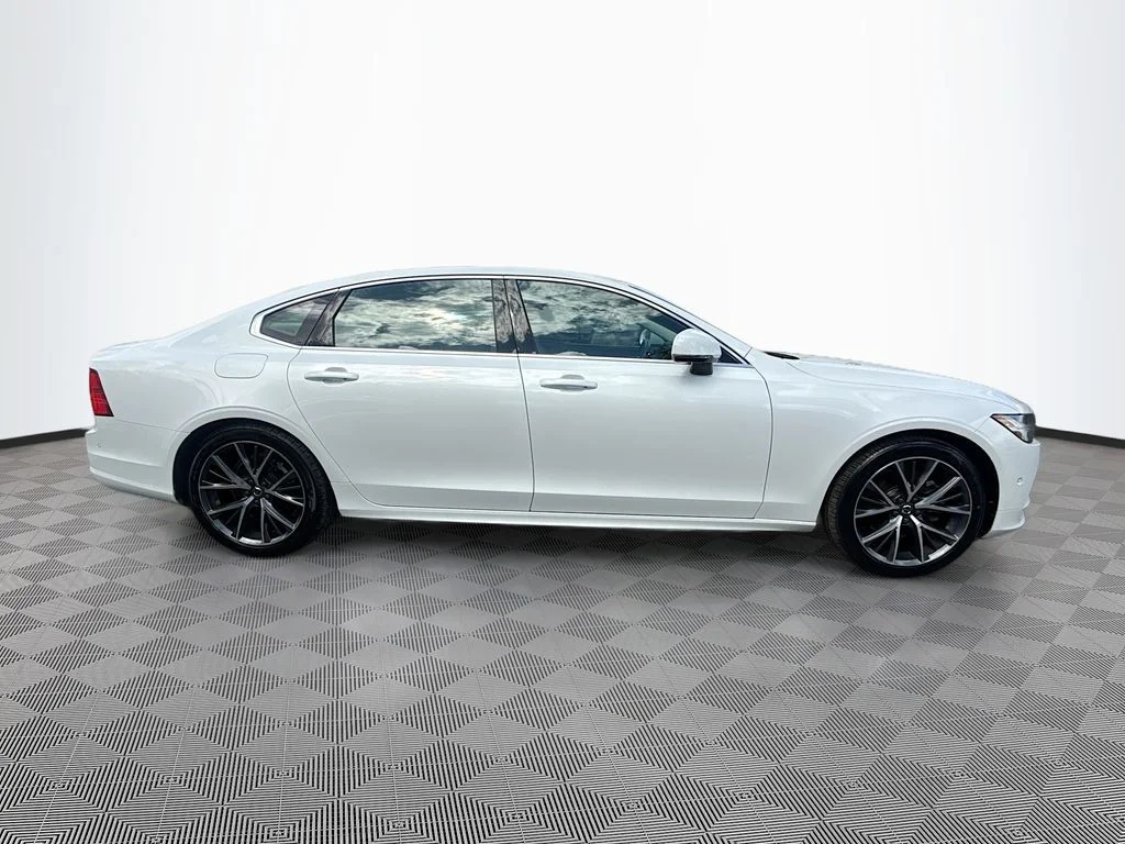 Used 2019  Volvo T5 Momentum image 5