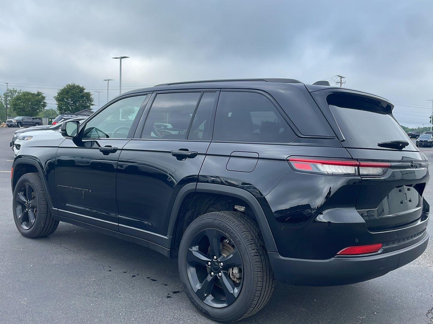 Used 2023 Diamond Black Crystal Pearlcoat Jeep Altitude image 11