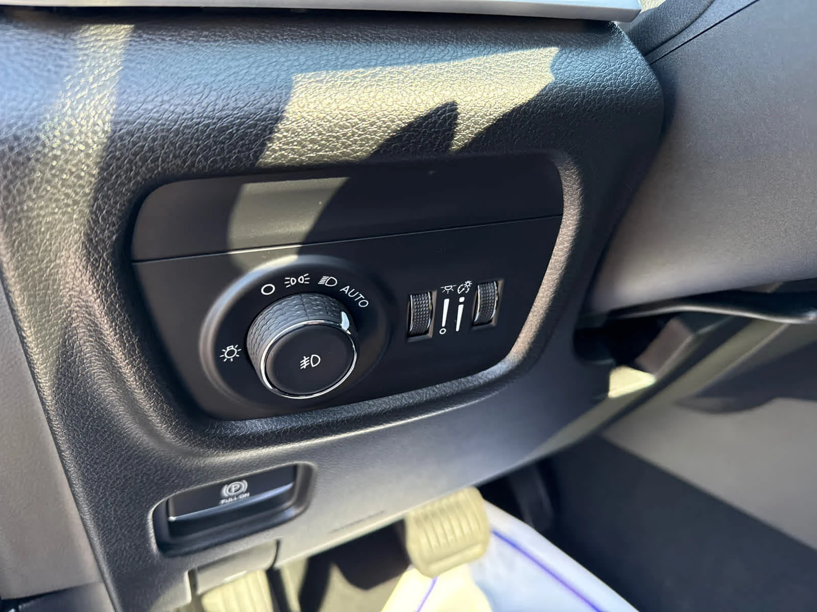 New 2025 Silver Zynith Exterior Paint Jeep Limited image 37