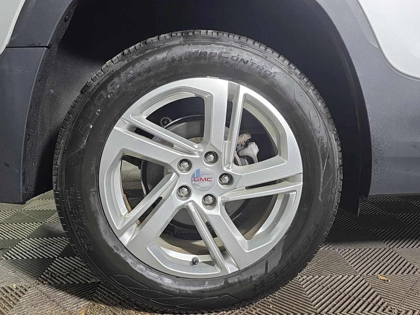 Used 2020 Quicksilver Metallic GMC SLE image 2