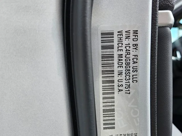 New 2025 Silver Zynith Exterior Paint Jeep Limited image 20