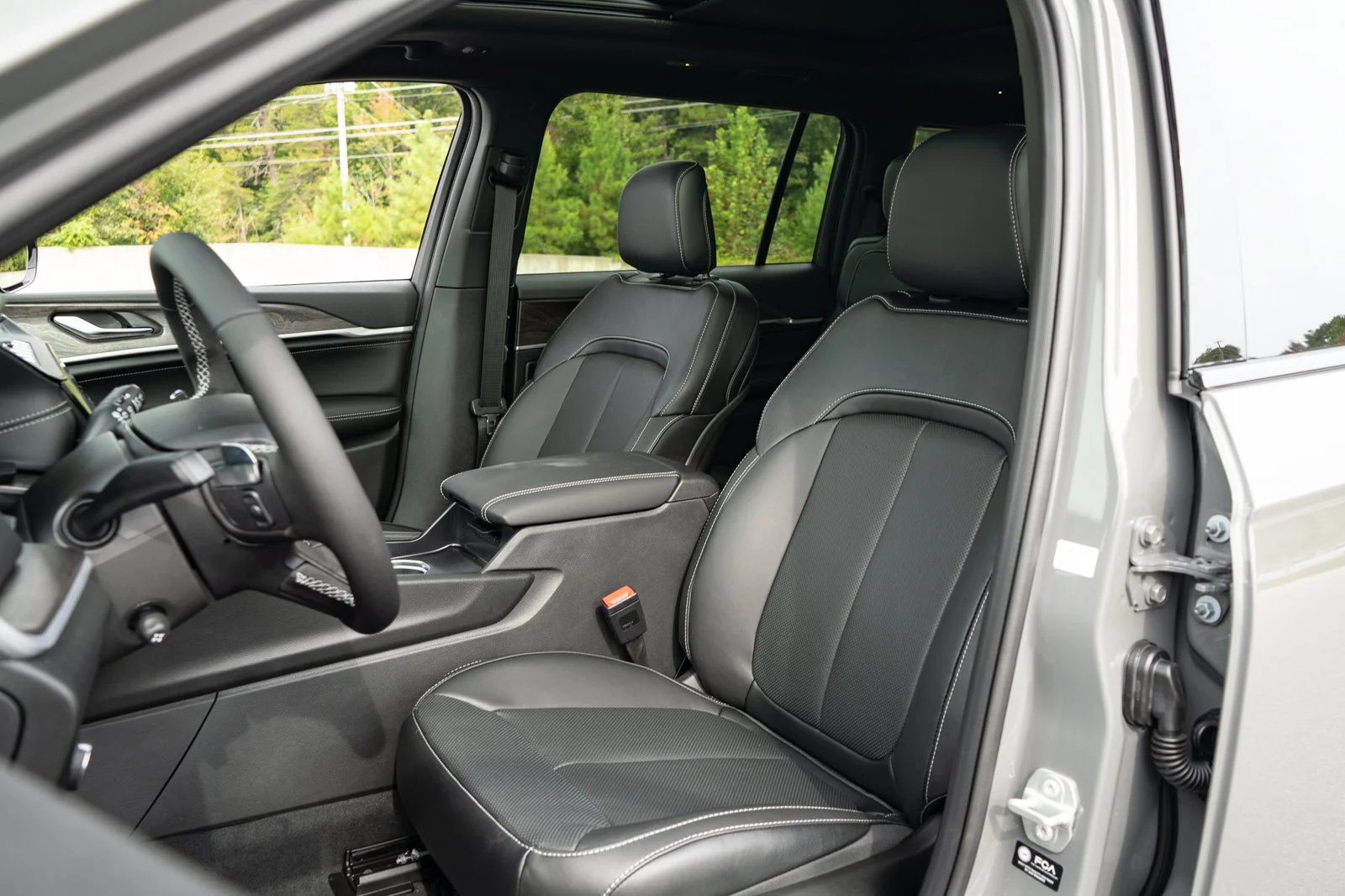 New 2027 Sting-Gray Clear-Coat Paint Jeep Limited Reserve image 15