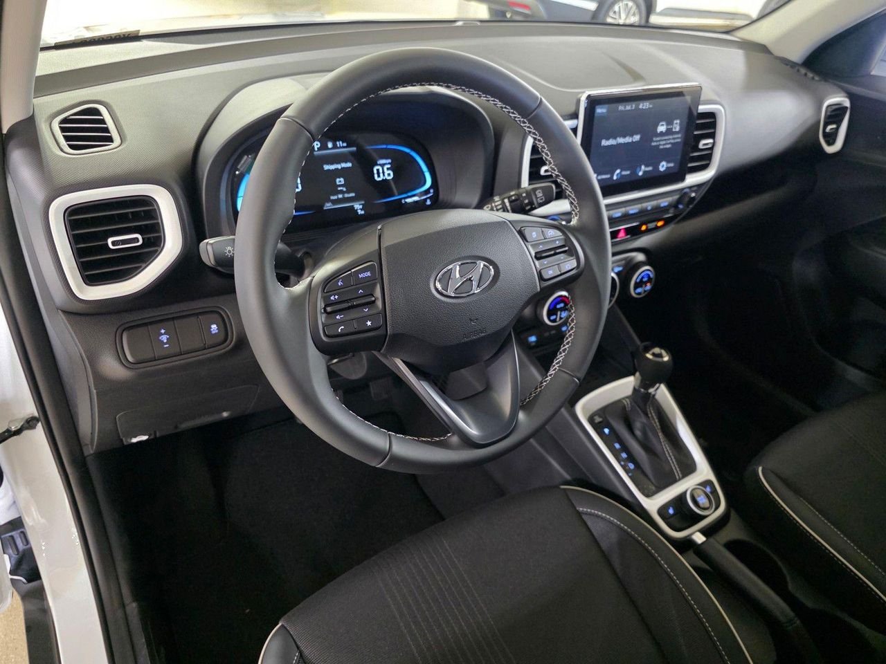 New 2026 Lunar White w/Black Roof Hyundai SEL w/Two-Tone Roof image 24