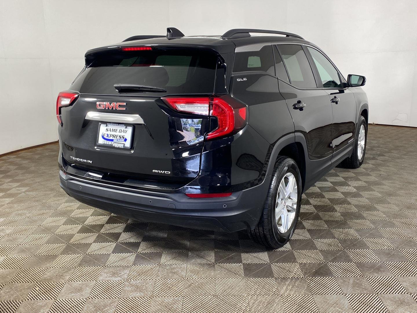 Used 2023 Ebony Twilight Metallic GMC SLE image 5