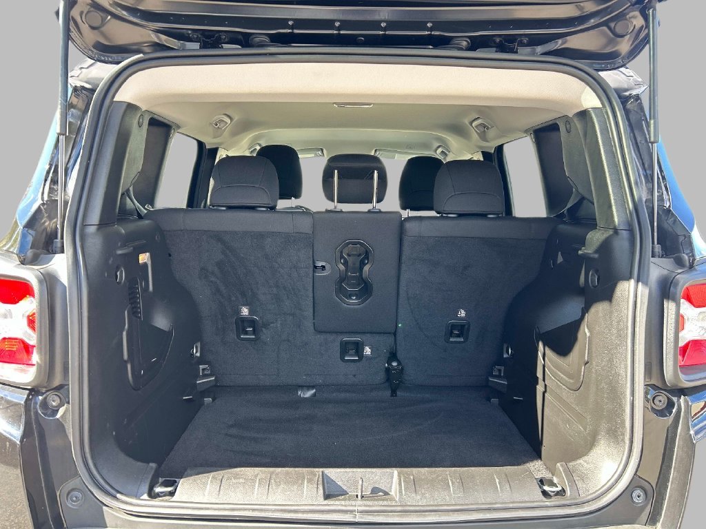 Used 2022 Black Jeep Latitude image 11