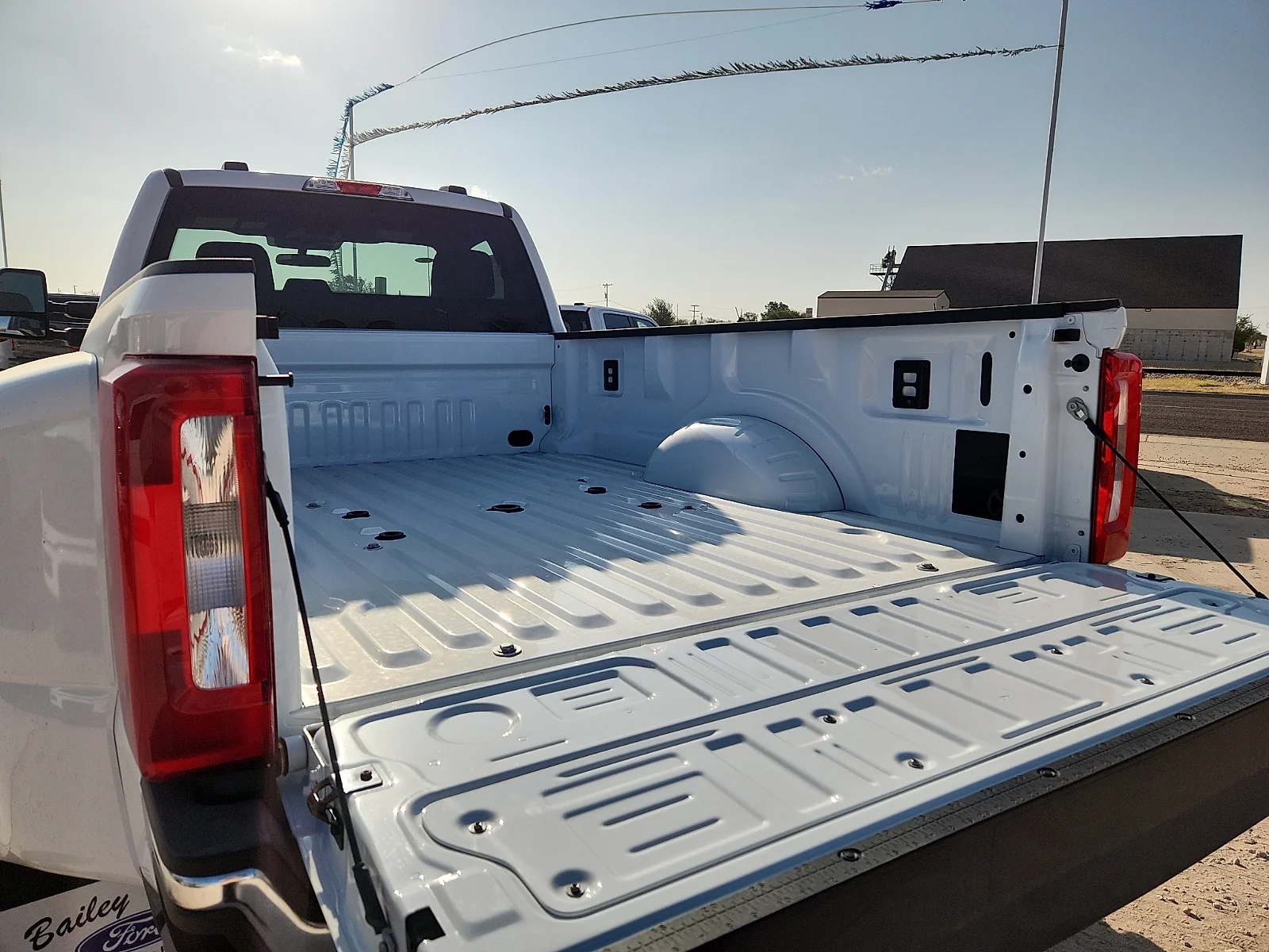 New 2027 Oxford White Ford XLT image 12