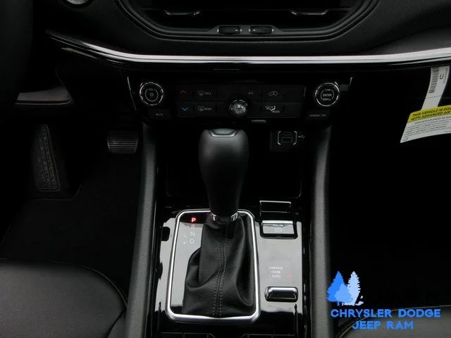 New 2026 Bright White Clear-Coat Exterior Paint Jeep Latitude image 11