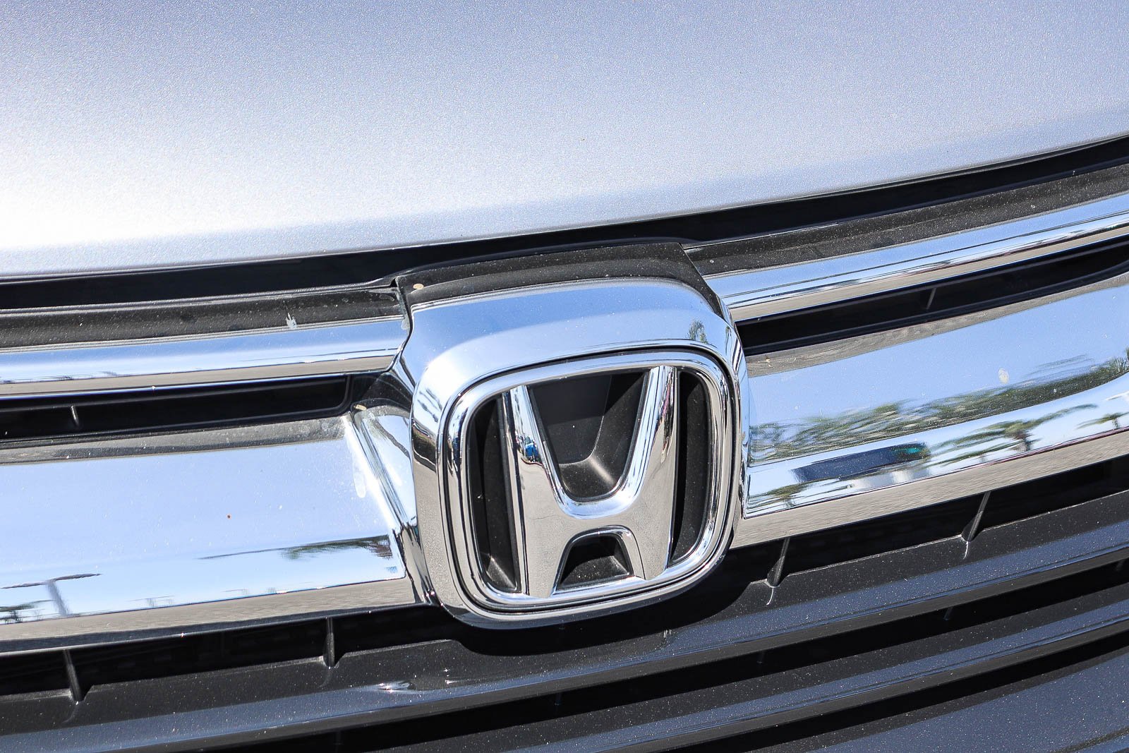 Certified Used 2019 Lunar Silver Metallic Honda LX image 4