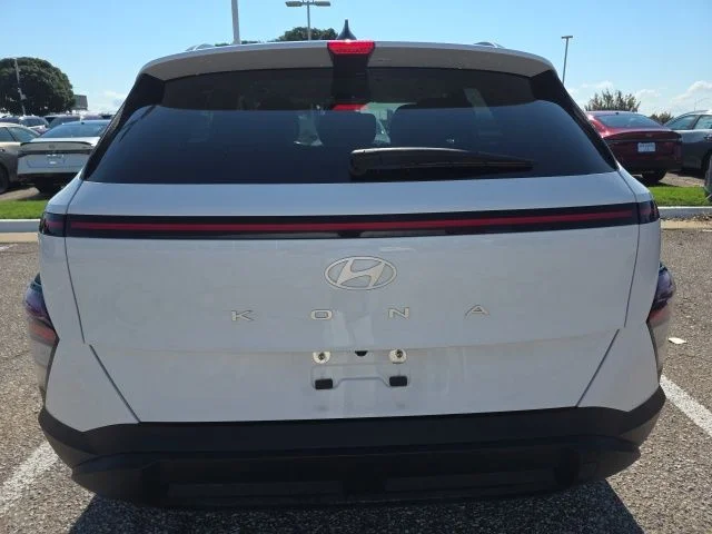 Used 2025 White Hyundai SEL image 4