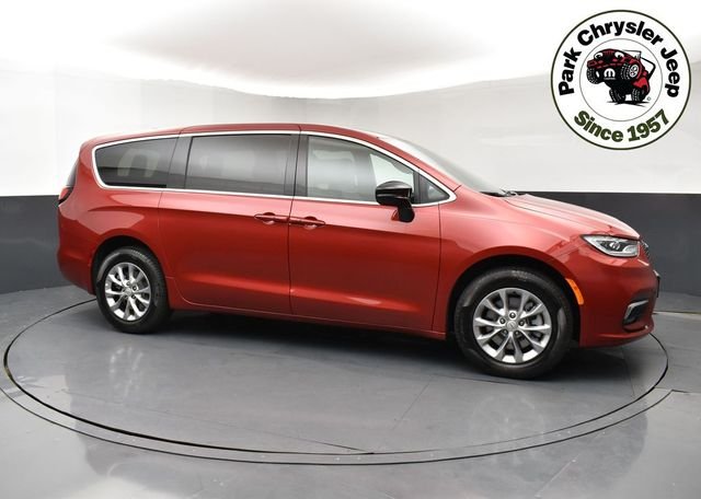 2026 Chrysler Pacifica Select AWD's photo