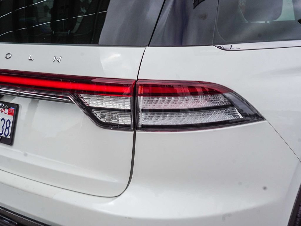 Used 2022 White Lincoln Standard image 7