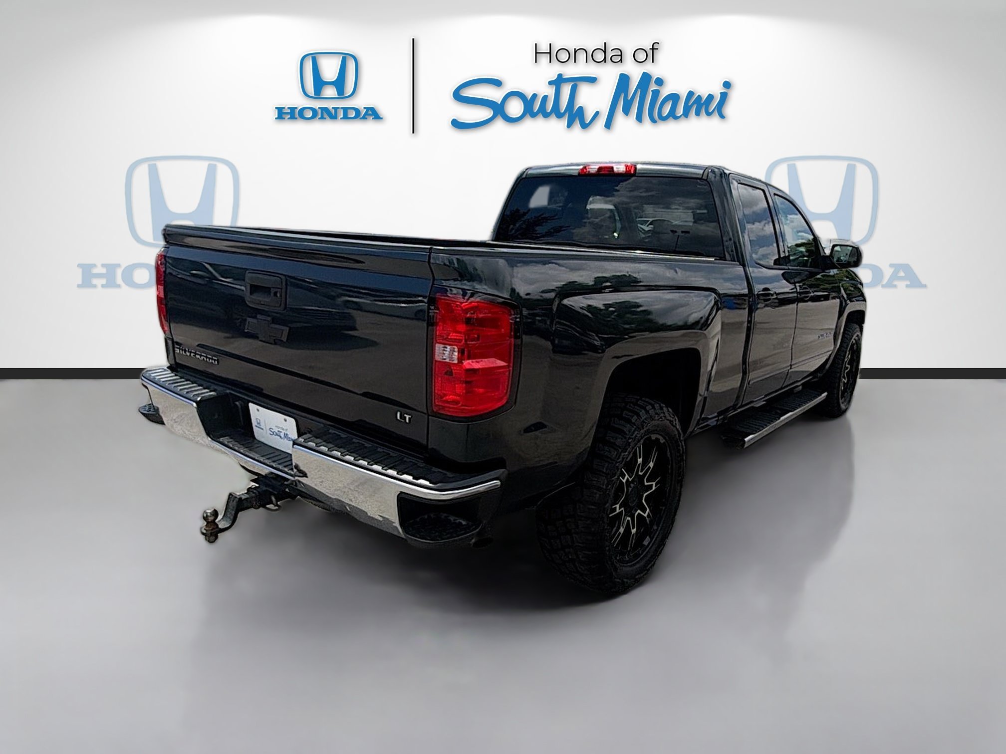 Used 2018 Graphite Metallic Chevrolet LT image 7