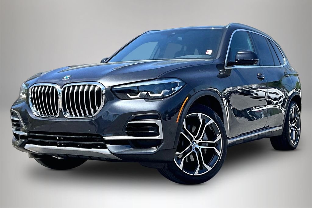 Used 2023 Gray BMW sDrive40i image 2