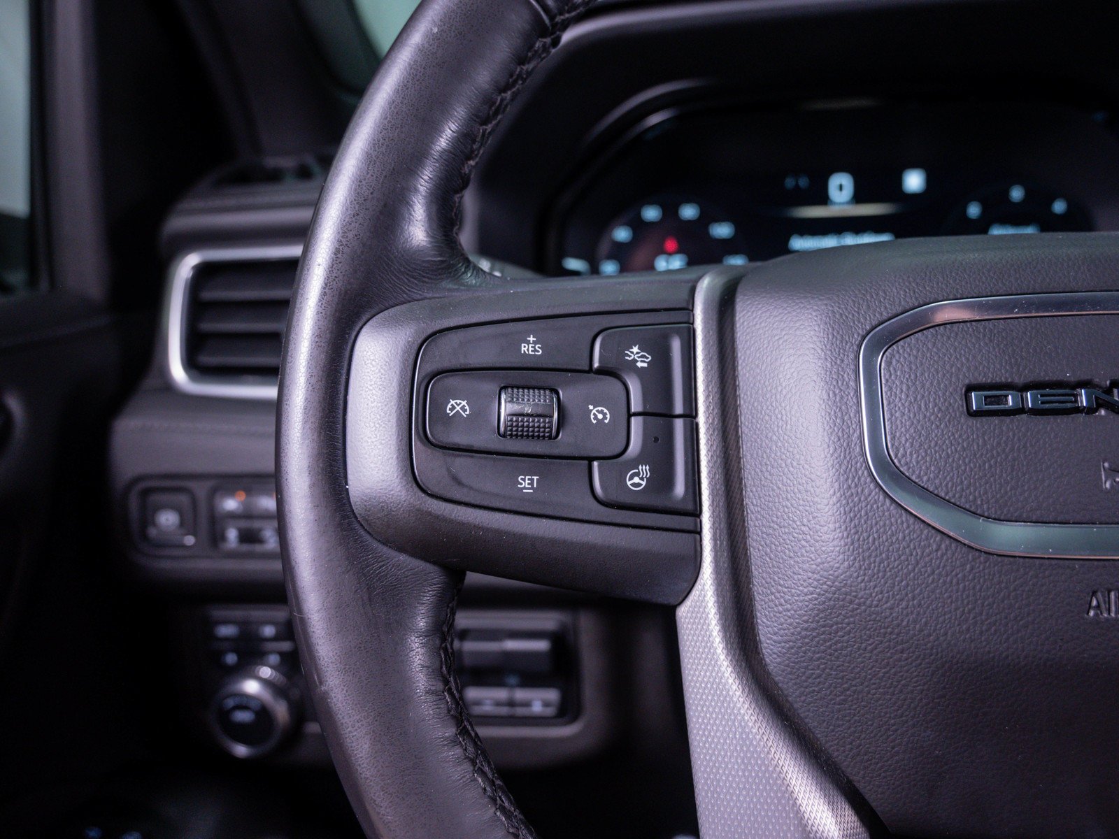 Used 2022 White Frost Tricoat GMC Denali image 23