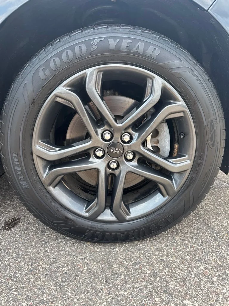 Used 2018 Shadow Black Ford SEL image 32