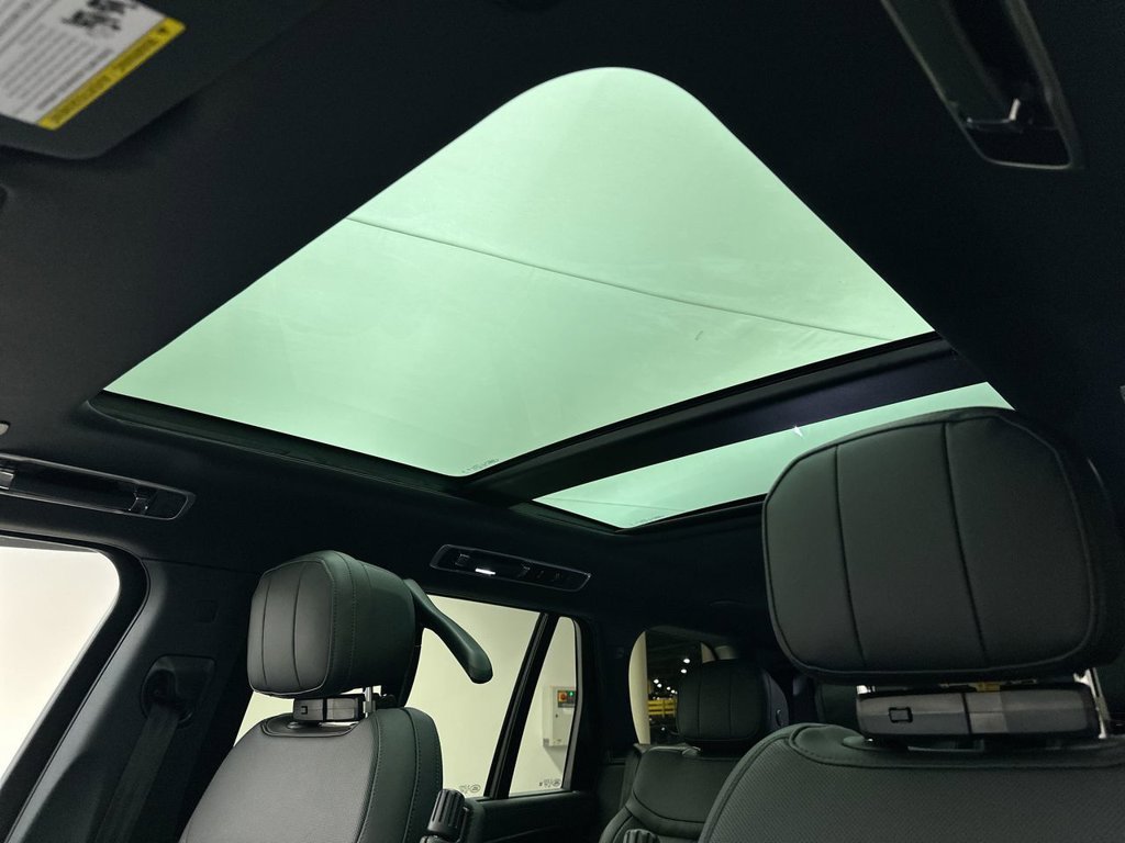 New 2027 Santorini Black Land Rover SE image 11