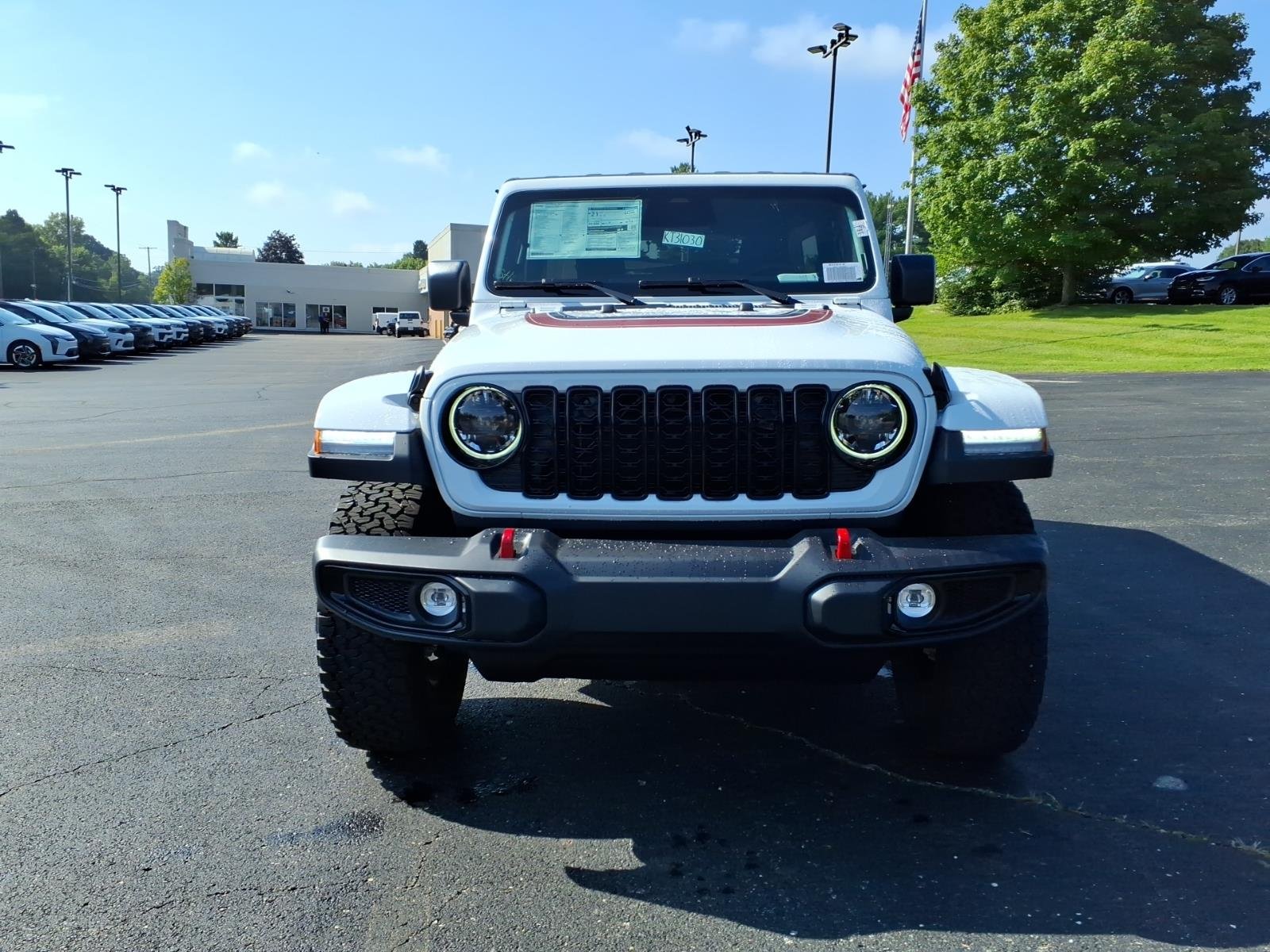 New 2026 Bright White Clear-Coat Exterior Paint Jeep 4-Door Sport image 2